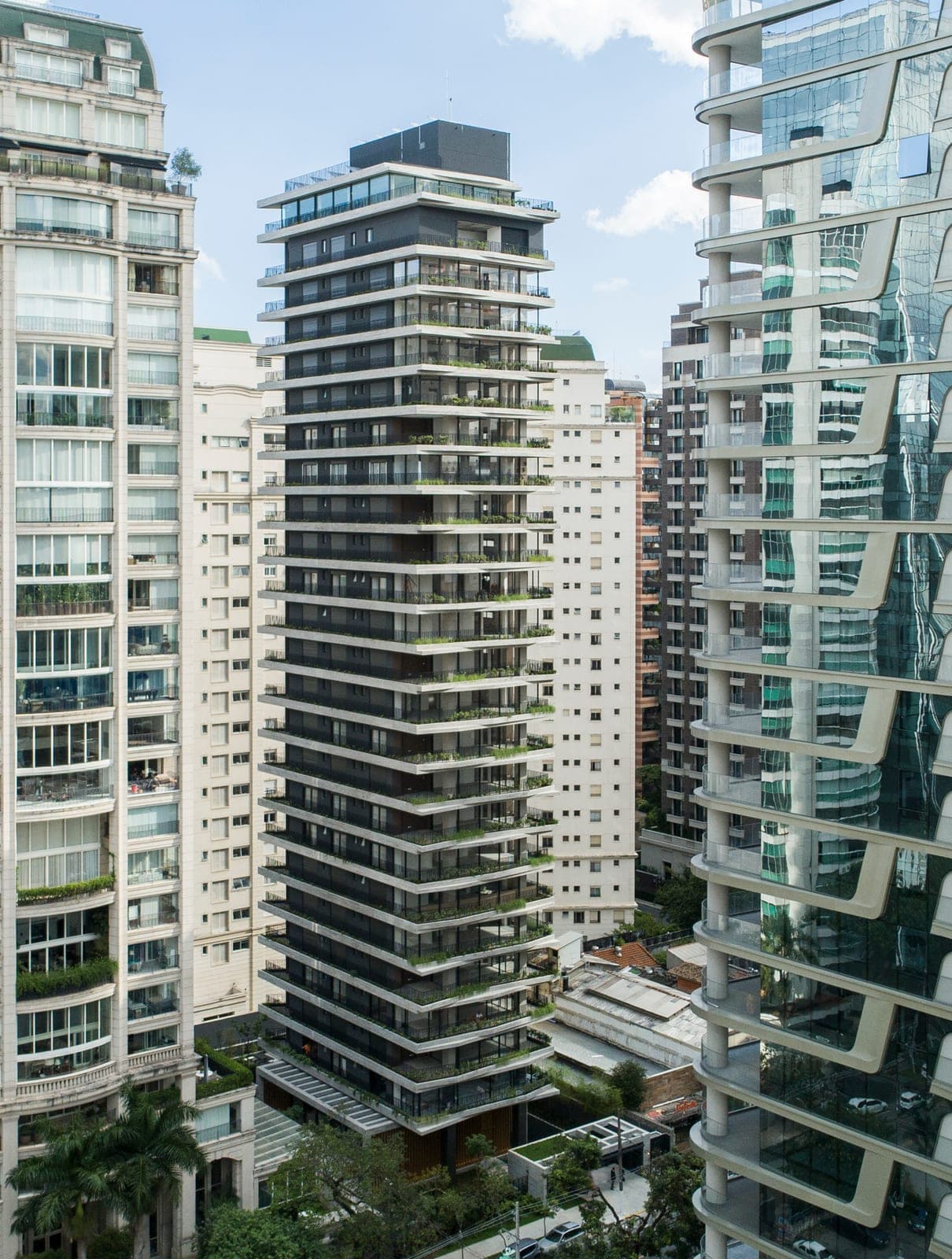 Leopoldo 1201, torre entre os edifícios vizinhos