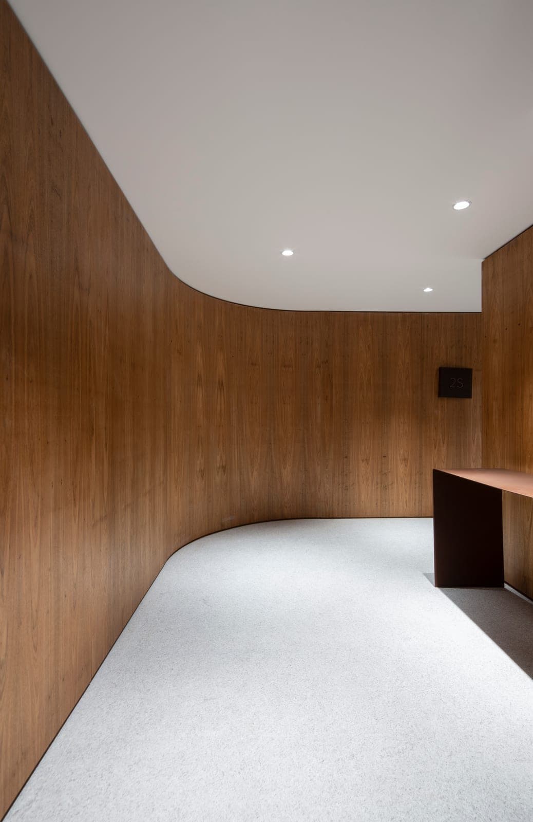 Leopoldo 1201, hall em madeira